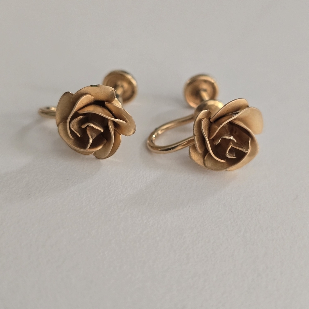 Vintage Gold Tone Rose Screw Back Earrings Floral Non Pierced - Picture 3 of 5